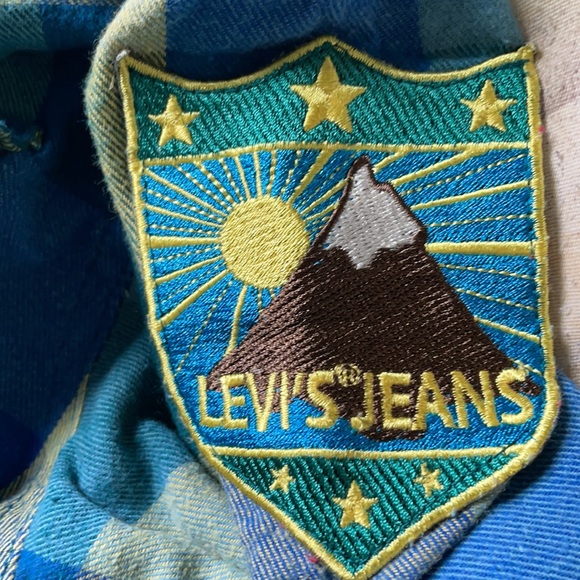 Boys Levi’s heavy button down shirt - Picture 3 of 9